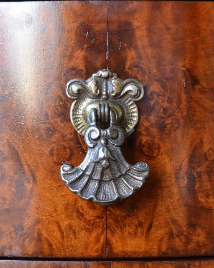 アンティークのドレッサー アンティーク家具 三面鏡の大きなミラーでお部屋も広く明るく、イギリスのアンティークドレッシングテーブル(デスク) 。こんな所もアンティークらしさ取っ手のデザインもアンティークらしさがたっぷり。(q-1672-f)