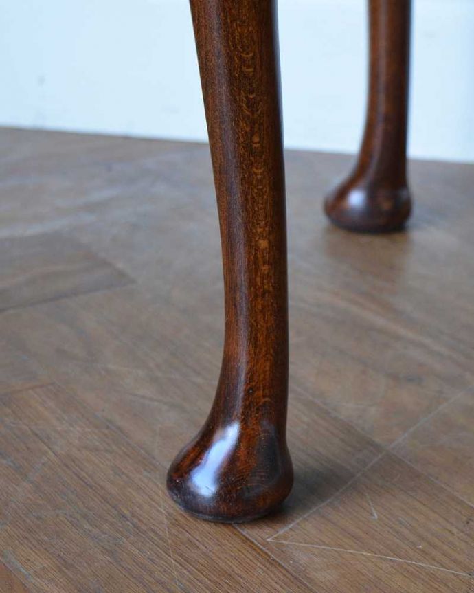 アンティークのドレッサー アンティーク家具 三面鏡の大きなミラーでお部屋も広く明るく、イギリスのアンティークドレッシングテーブル(デスク) 。女性1人でラクラク運べちゃう仕掛けHandleのアンティークは、脚の裏にフェルトキーパーをお付けしています。(q-1672-f)