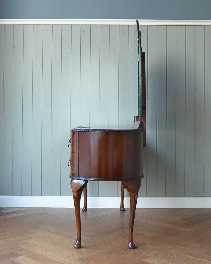 アンティークのドレッサー アンティーク家具 三面鏡の大きなミラーでお部屋も広く明るく、イギリスのアンティークドレッシングテーブル(デスク) 。横から見てもステキもちろん横から見られてもいいようにしっかり修復してあります。(q-1672-f)