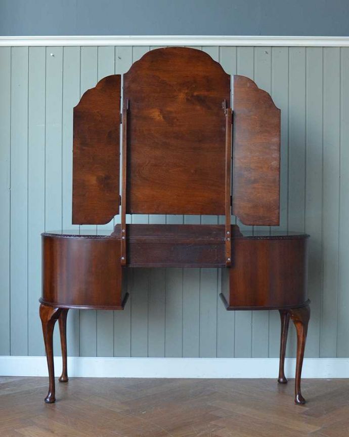 アンティークのドレッサー アンティーク家具 三面鏡の大きなミラーでお部屋も広く明るく、イギリスのアンティークドレッシングテーブル(デスク) 。もちろん、後ろ姿もキレイです。(q-1672-f)