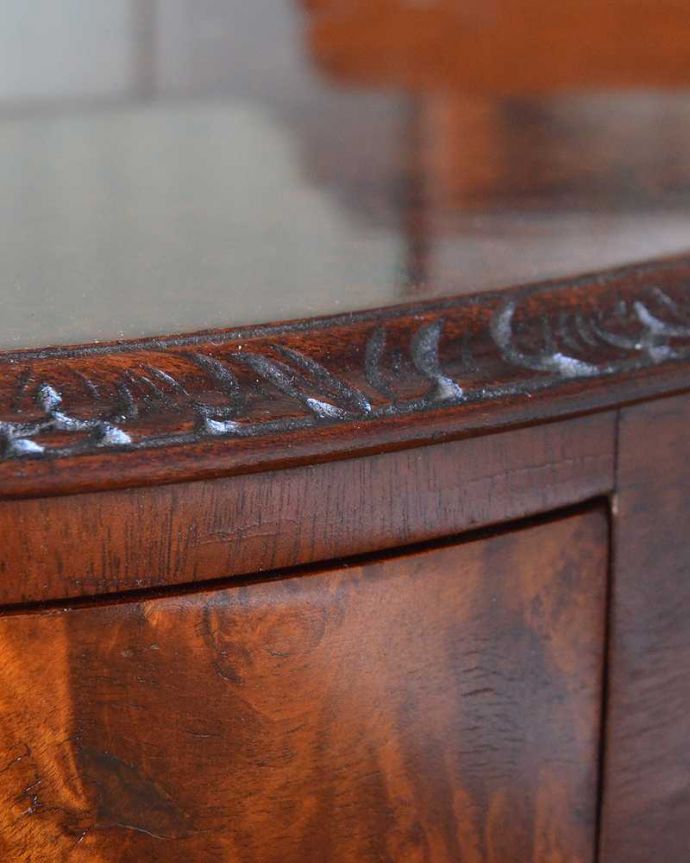 アンティークのドレッサー アンティーク家具 三面鏡の大きなミラーでお部屋も広く明るく、イギリスのアンティークドレッシングテーブル(デスク) 。惚れ惚れするような美しさとっても堅い無垢材に一体どうやって彫っていったんでしょう?アンティークらしく細かい彫りを眺めているだけでうっとりしてしまいます。(q-1672-f)