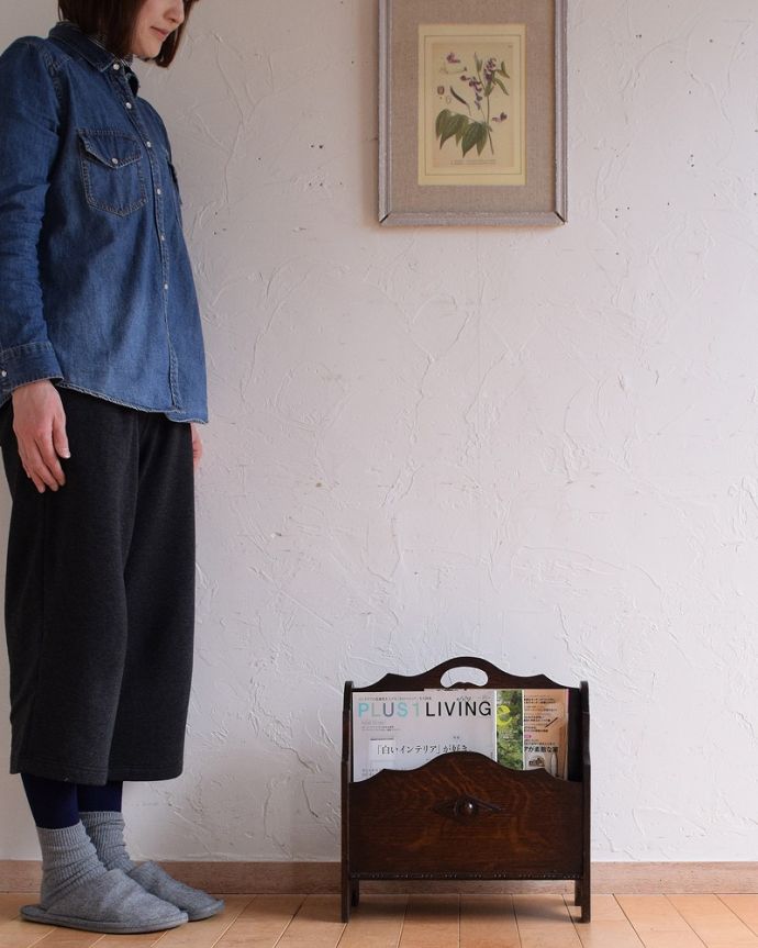 マガジンラック アンティーク家具 雑誌や新聞のお片付けはお任せ!アンティークのマガジンラック。使いやすさNo.1!みんなが使える便利なアンティークどこのお家でも使っているマガジンラックも、アンティークだとデザインが素敵だから散らかっている雑誌もオシャレに収納出来ちゃうんです。(q-1673-f)