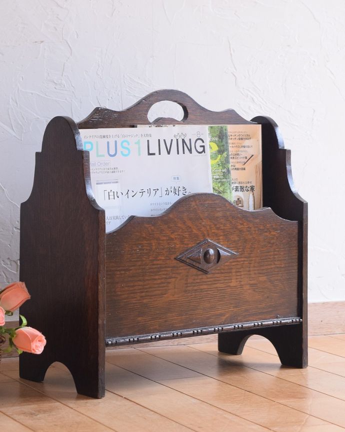 マガジンラック アンティーク家具 雑誌や新聞のお片付けはお任せ!アンティークのマガジンラック。ちょっと置いておきたい…をキレイに収納新聞や雑誌など、ついついテーブルの上に置いてしまって雑多に見えるものが、コレさえあればキレイに収納出来てお部屋もスッキリ見えるんです。(q-1673-f)