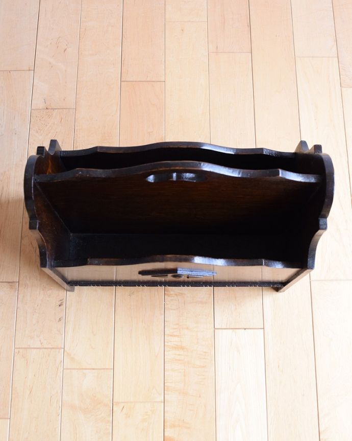 マガジンラック アンティーク家具 雑誌や新聞のお片付けはお任せ!アンティークのマガジンラック。雑誌を入れる部分もキレイに修復しましたアンティークは新品ではないので経年変化によるキズはありますが、専門の職人がキレイにお直ししました。(q-1673-f)