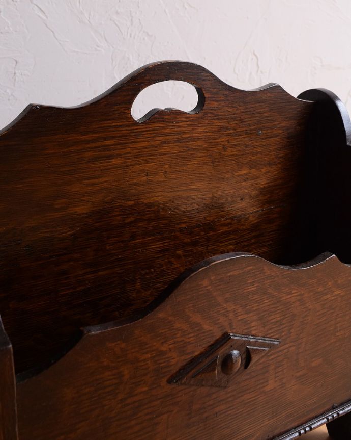 マガジンラック アンティーク家具 雑誌や新聞のお片付けはお任せ!アンティークのマガジンラック。片手でラクラク運べますデザインの一部になっている持ち手を持って運べば持ち運びもラクラク!。(q-1673-f)