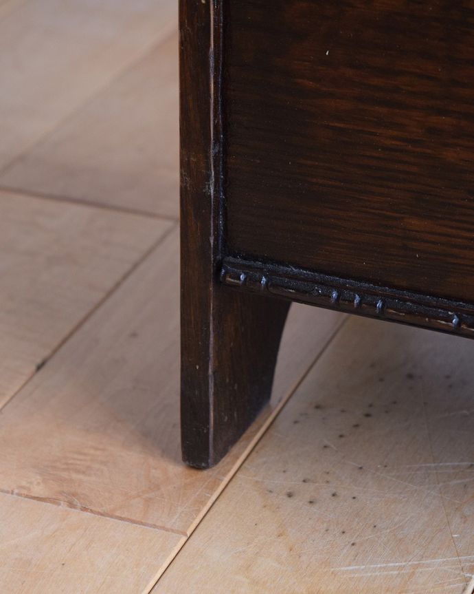 マガジンラック アンティーク家具 雑誌や新聞のお片付けはお任せ!アンティークのマガジンラック。持ち上げなくても移動ラクラクHandleのアンティーク家具の足の裏にはフェルトキーパーをお付けしています。(q-1673-f)