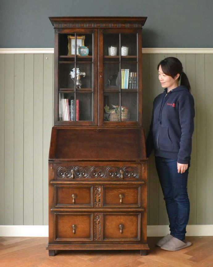 ビューロー　アンティーク家具　たっぷり無垢材が使われた機能的な家具、デスクと本棚が一緒になった華やかなアンティークのビューローブックケース。1つで3役こなしちゃう贅沢な家具見た目はガラスキャビネットなのに、デスクとチェストの機能も備えたビューローブックケース。(q-1674-f)