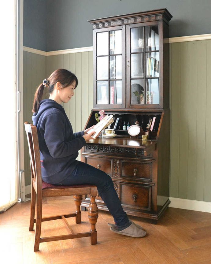 ビューロー　アンティーク家具　たっぷり無垢材が使われた機能的な家具、デスクと本棚が一緒になった華やかなアンティークのビューローブックケース。あっという間に自分だけの贅沢デスク扉を前に倒すとデスクが登場。(q-1674-f)