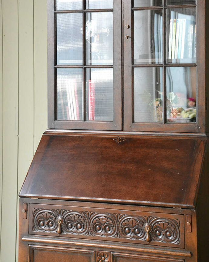 ビューロー　アンティーク家具　たっぷり無垢材が使われた機能的な家具、デスクと本棚が一緒になった華やかなアンティークのビューローブックケース。英国アンティークらしいガラス扉の美しさデスクの上はガラス扉のキャビネット。(q-1674-f)