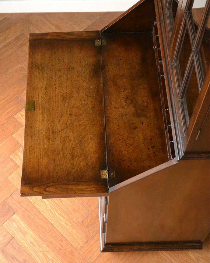 ビューロー　アンティーク家具　たっぷり無垢材が使われた機能的な家具、デスクと本棚が一緒になった華やかなアンティークのビューローブックケース。デスクの天板を上から見ると･･･やっぱりデスクは天板部分が気になるから、専門の職人が古い塗装を剥離してピッカピカに修復しました。(q-1674-f)