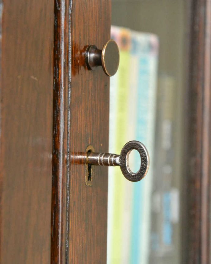 ビューロー　アンティーク家具　たっぷり無垢材が使われた機能的な家具、デスクと本棚が一緒になった華やかなアンティークのビューローブックケース。アンティークらしいデザインこんな場所にも凝ったデザイン。(q-1674-f)