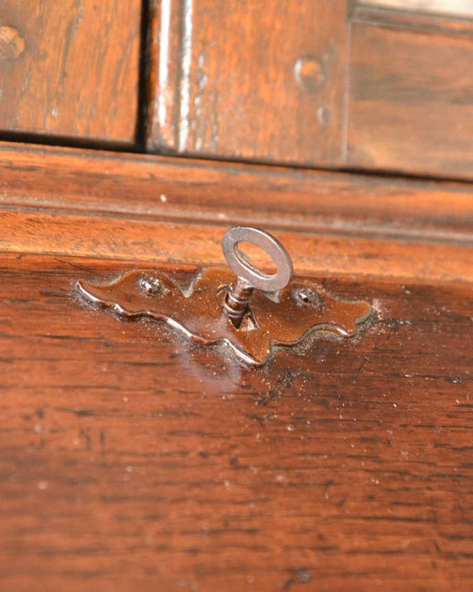 ビューロー　アンティーク家具　たっぷり無垢材が使われた機能的な家具、デスクと本棚が一緒になった華やかなアンティークのビューローブックケース。鍵を使って開けて下さいおとぎ話から出てきたような可愛いアンティークの鍵で開け閉め出来ます。(q-1674-f)