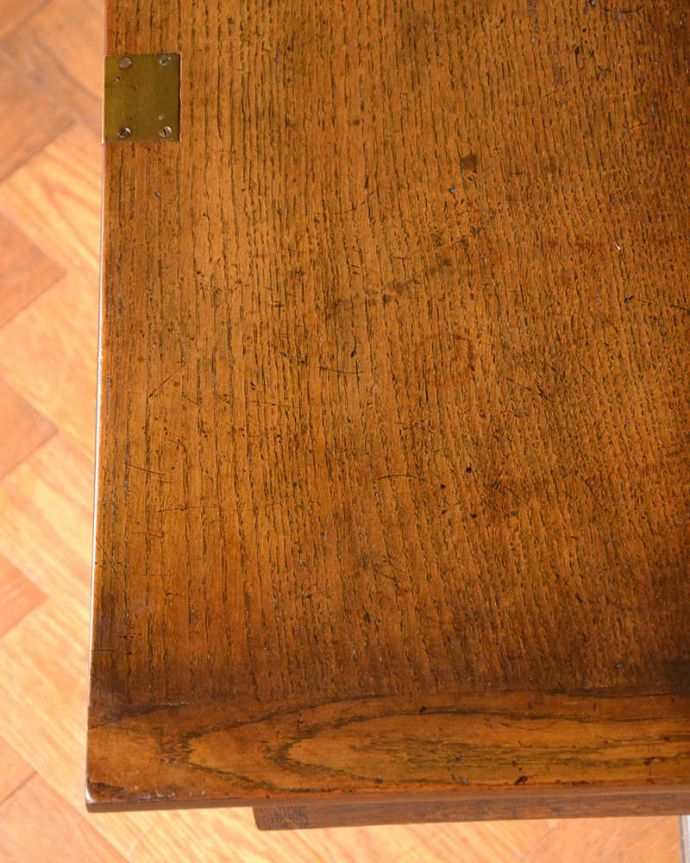 ビューロー　アンティーク家具　たっぷり無垢材が使われた機能的な家具、デスクと本棚が一緒になった華やかなアンティークのビューローブックケース。天板部分もキレイですやっぱりデスクの天板部分は気になるポイント。(q-1674-f)