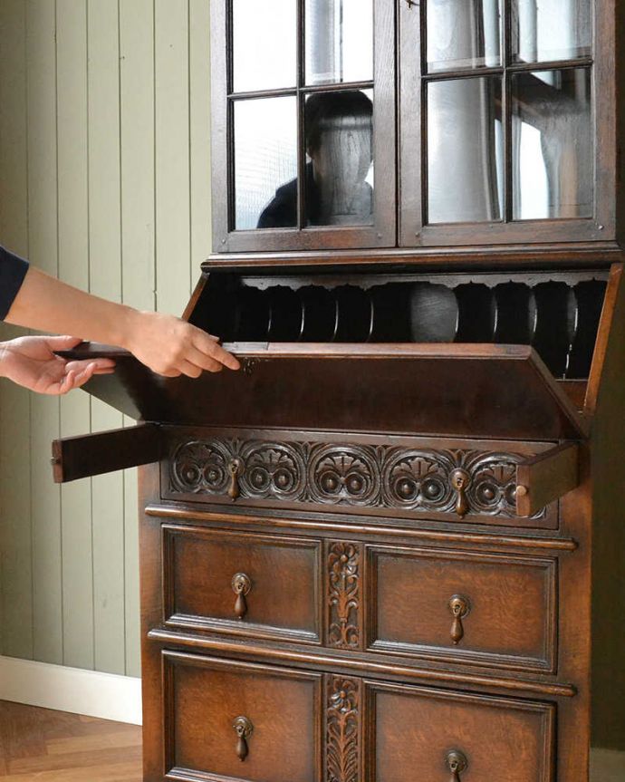 ビューロー　アンティーク家具　たっぷり無垢材が使われた機能的な家具、デスクと本棚が一緒になった華やかなアンティークのビューローブックケース。あっという間にデスクに変身扉を前に倒すだけで、あっという間にデスクが登場！どんな場所にも似合う「魅せるデスク」です。(q-1674-f)