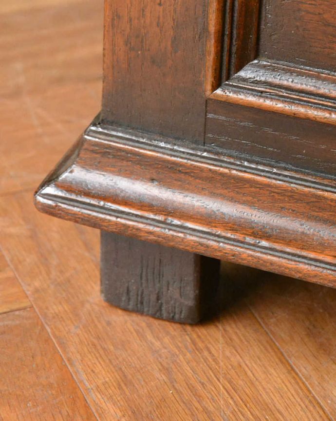 ビューロー　アンティーク家具　たっぷり無垢材が使われた機能的な家具、デスクと本棚が一緒になった華やかなアンティークのビューローブックケース。女性でも運べちゃう理由は･･･Handleのアンティークは、脚の裏にフェルトキーパーをお付けしていますので、重い家具でも床を滑らせれて移動する事が出来ます。(q-1674-f)