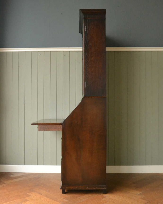 ビューロー　アンティーク家具　たっぷり無垢材が使われた機能的な家具、デスクと本棚が一緒になった華やかなアンティークのビューローブックケース。横から見た姿もステキ横から見てみるとこんな感じです。(q-1674-f)