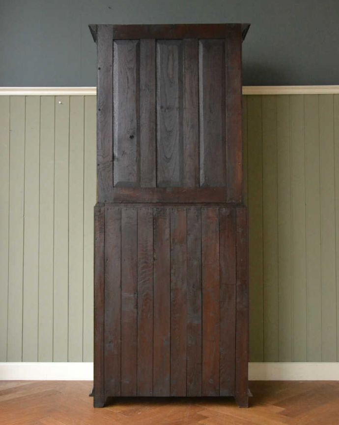 ビューロー　アンティーク家具　たっぷり無垢材が使われた機能的な家具、デスクと本棚が一緒になった華やかなアンティークのビューローブックケース。後ろ姿までキレイです。(q-1674-f)