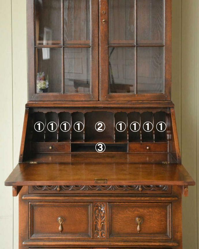 ビューロー　アンティーク家具　たっぷり無垢材が使われた機能的な家具、デスクと本棚が一緒になった華やかなアンティークのビューローブックケース。お片付け上手のヒミツ扉の中身はこんなに細かく仕切られています。(q-1674-f)