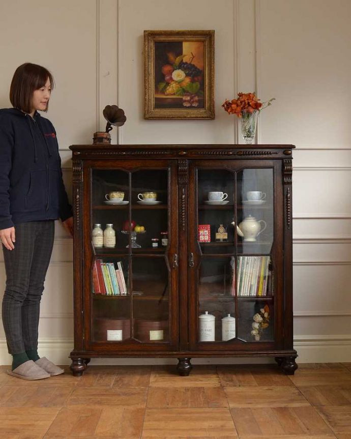 アンティークのキャビネット アンティーク家具 アンティーク英国輸入家具、ガラス扉のブックケース(本棚)。英国らしい堂々とした風格のあるガラスキャビネット重厚感ある佇まいで、落ち着いた雰囲気を演出してくれる英国のキャビネット。(q-1675-f)