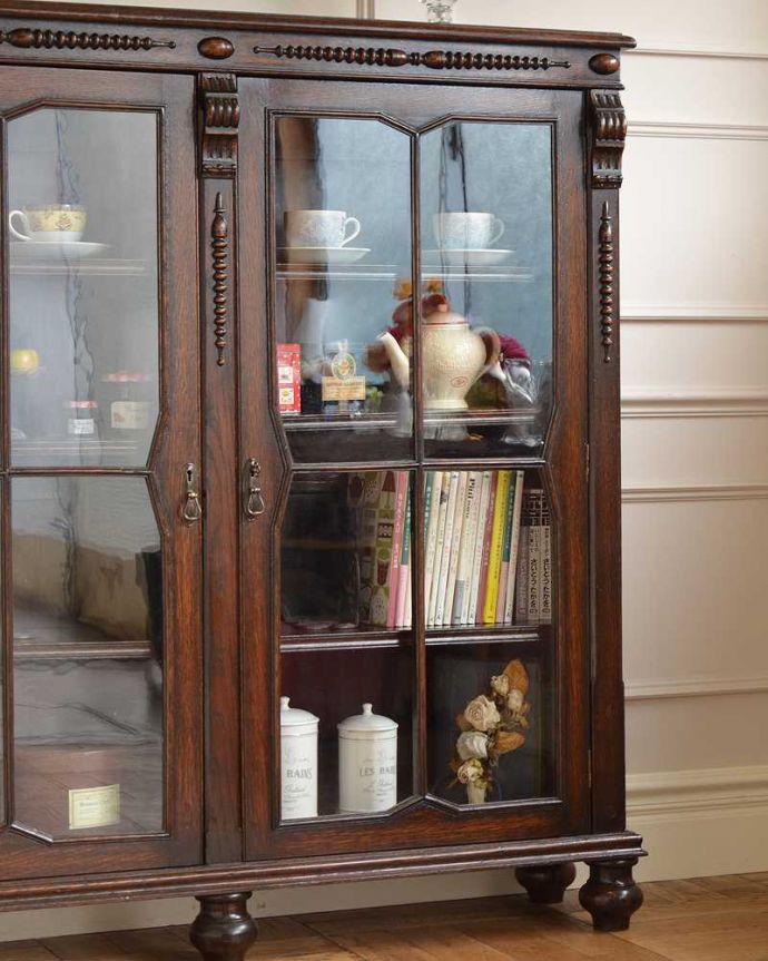 アンティークのキャビネット アンティーク家具 アンティーク英国輸入家具、ガラス扉のブックケース(本棚)。ガラス越しに中をのぞいてみると・・・アンティークのガラスを通して中に入っているものを見ると、なんだかちょっと高級に見えるんです。(q-1675-f)