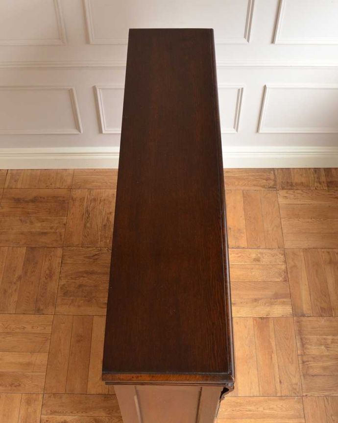 アンティークのキャビネット アンティーク家具 アンティーク英国輸入家具、ガラス扉のブックケース(本棚)。天板もキレイに仕上げました。(q-1675-f)