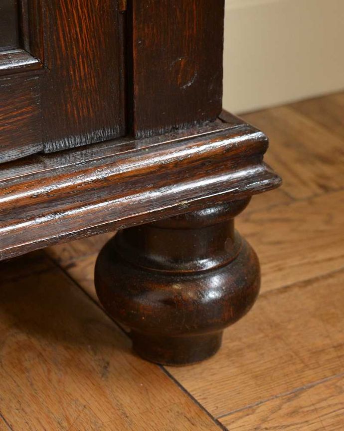 アンティークのキャビネット アンティーク家具 アンティーク英国輸入家具、ガラス扉のブックケース(本棚)。女性1人でラクラク運べちゃうんですHandleのアンティークは、脚の裏にフェルトキーパーをお付けしています。(q-1675-f)