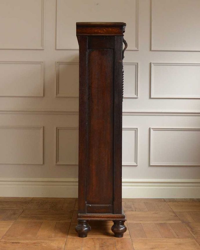 アンティークのキャビネット アンティーク家具 アンティーク英国輸入家具、ガラス扉のブックケース(本棚)。横から見てもステキ横から見るとこんな感じ。(q-1675-f)