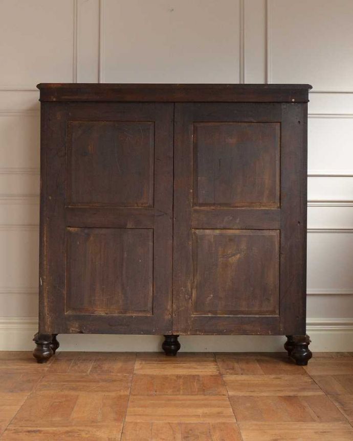 アンティークのキャビネット アンティーク家具 アンティーク英国輸入家具、ガラス扉のブックケース(本棚)。後ろ姿にも気を使ってますアンティークは新品ではないので、もちろん経年変化によるキズはありますが、専門の職人がキレイにお直しをしているので、後ろ姿までキレイです。(q-1675-f)