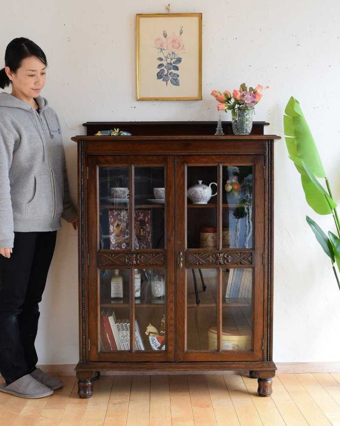 アンティークのキャビネット アンティーク家具 落ち着いた色のイギリスアンティーク家具、英国らしい素敵なブックケース(本棚)。英国らしい堂々とした風格のあるガラスキャビネット重厚感ある佇まいで、落ち着いた雰囲気を演出してくれる英国のキャビネット。(q-1676-f)