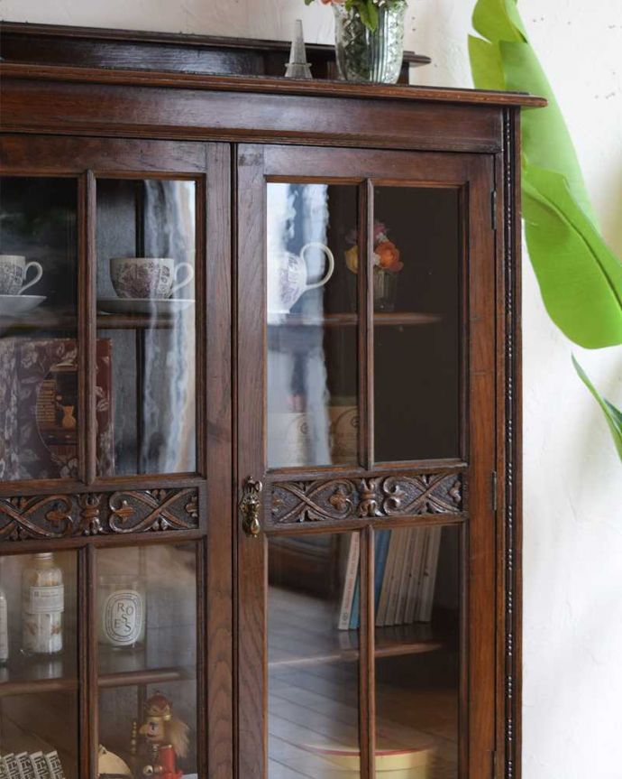 アンティークのキャビネット アンティーク家具 落ち着いた色のイギリスアンティーク家具、英国らしい素敵なブックケース(本棚)。ガラス越しに中をのぞいてみると・・・アンティークのガラスを通して中に入っているものを見ると、なんだかちょっと高級に見えるんです。(q-1676-f)