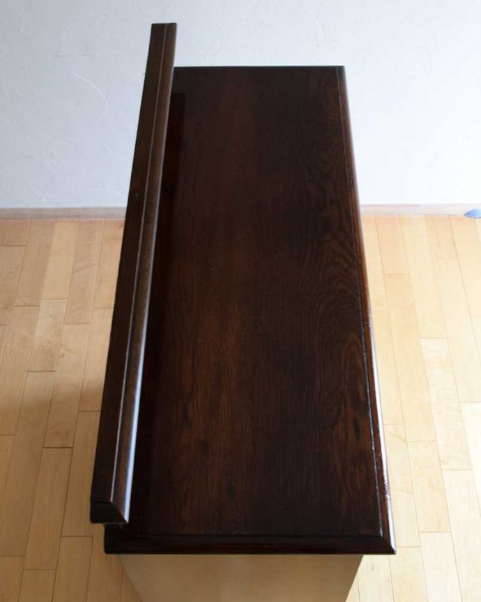 アンティークのキャビネット アンティーク家具 落ち着いた色のイギリスアンティーク家具、英国らしい素敵なブックケース(本棚)。天板もキレイに仕上げました。(q-1676-f)