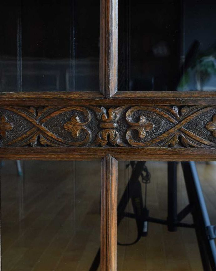 アンティークのキャビネット アンティーク家具 落ち着いた色のイギリスアンティーク家具、英国らしい素敵なブックケース(本棚)。いろんな場所にこだわり彫のデザインもいろいろです。(q-1676-f)