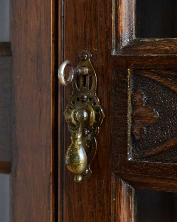 アンティークのキャビネット アンティーク家具 落ち着いた色のイギリスアンティーク家具、英国らしい素敵なブックケース(本棚)。小さなパーツにもこだわり現代とは違って良質な素材が使われているのが分かります。(q-1676-f)