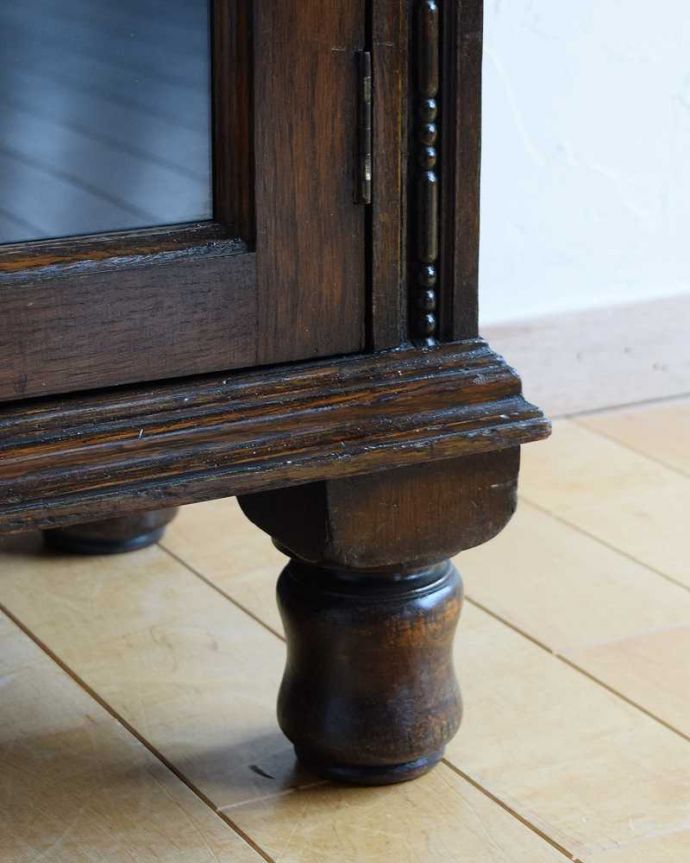 アンティークのキャビネット アンティーク家具 落ち着いた色のイギリスアンティーク家具、英国らしい素敵なブックケース(本棚)。女性1人でラクラク運べちゃうんですHandleのアンティークは、脚の裏にフェルトキーパーをお付けしています。(q-1676-f)