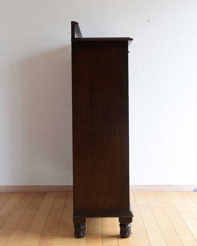 アンティークのキャビネット アンティーク家具 落ち着いた色のイギリスアンティーク家具、英国らしい素敵なブックケース(本棚)。横から見てもステキ横顔だって英国アンティークらしくカッコイイんです。(q-1676-f)