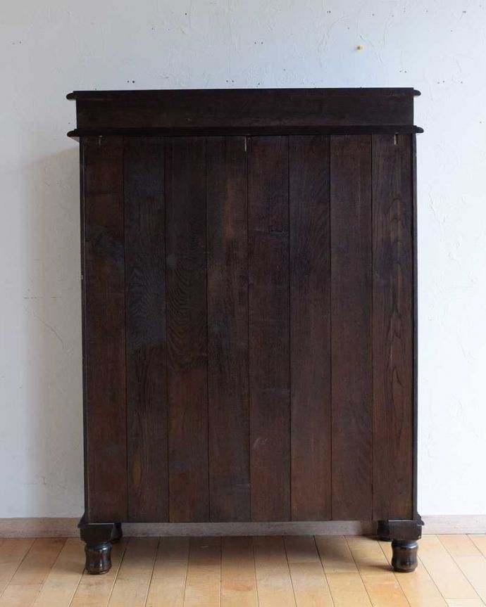 アンティークのキャビネット アンティーク家具 落ち着いた色のイギリスアンティーク家具、英国らしい素敵なブックケース(本棚)。後ろ姿にも気を使ってますアンティークは新品ではないので、もちろん経年変化によるキズはありますが、専門の職人がキレイにお直しをしているので、後ろ姿までキレイです。(q-1676-f)