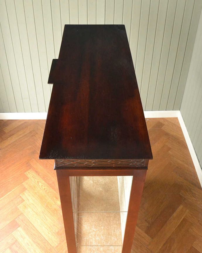 アンティークのキャビネット　アンティーク家具　アンティークの大きな英国家具、リボンの装飾が優雅なガラスキャビネット（ショーケース）。こんな形のキャビネットです。(q-1677-f)