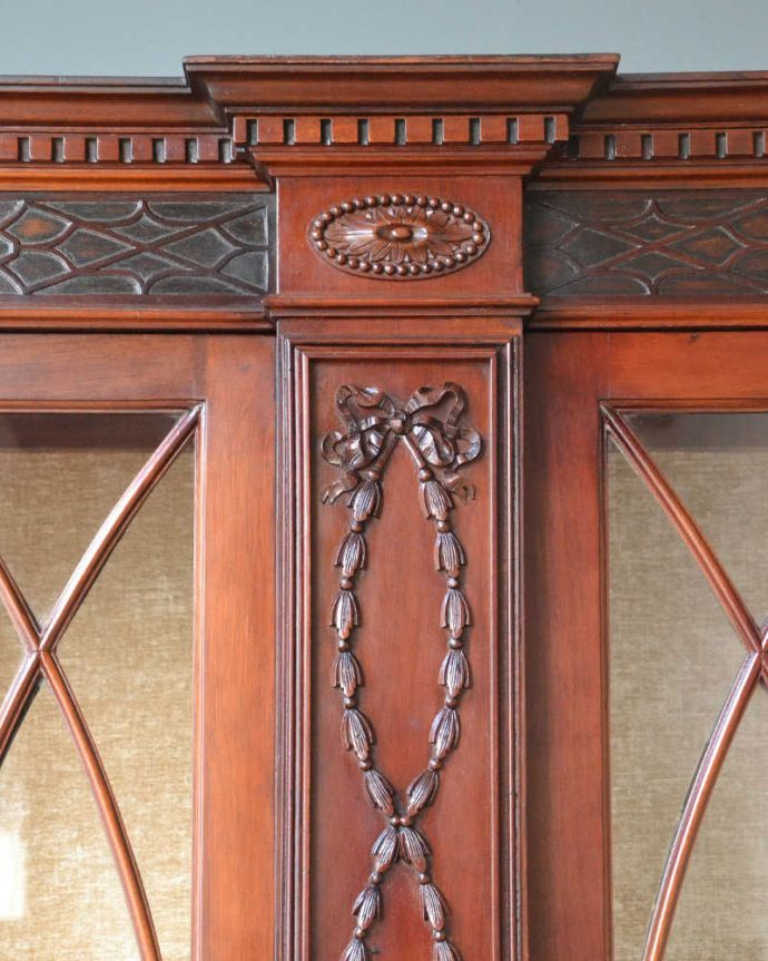 アンティークのキャビネット　アンティーク家具　アンティークの大きな英国家具、リボンの装飾が優雅なガラスキャビネット（ショーケース）。ここの彫も最上級の美しさいろんな部分の美しさが重なり合って、最上級の美しさを醸し出してくれます。(q-1677-f)