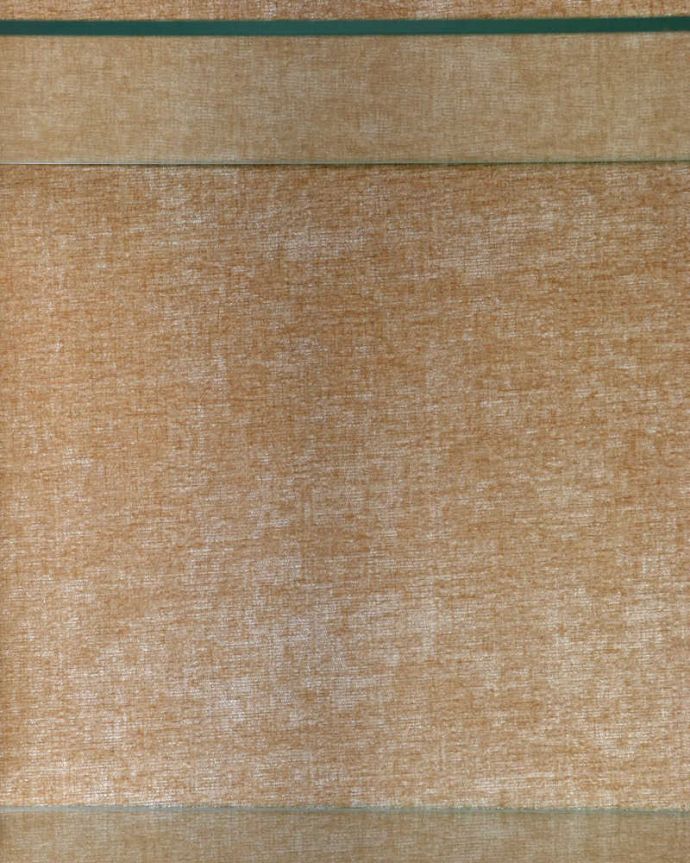 アンティークのキャビネット　アンティーク家具　アンティークの大きな英国家具、リボンの装飾が優雅なガラスキャビネット（ショーケース）。新しい生地で張り替えましたキャビネットの表情に合わせて新しい背板の生地を選びました。(q-1677-f)