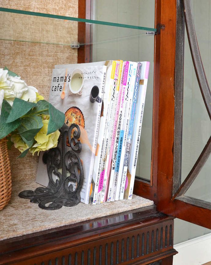 アンティークのキャビネット　アンティーク家具　アンティークの大きな英国家具、リボンの装飾が優雅なガラスキャビネット（ショーケース）。扉の中は収納たっぷりA4サイズの雑誌までしっかり収納出来ちゃう大きさ。(q-1677-f)