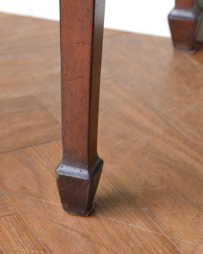 アンティークのキャビネット　アンティーク家具　アンティークの大きな英国家具、リボンの装飾が優雅なガラスキャビネット（ショーケース）。女性１人でもラクラク運べちゃうんですHandleのアンティークは脚の裏にフェルトキーパーをお付けしています。(q-1677-f)