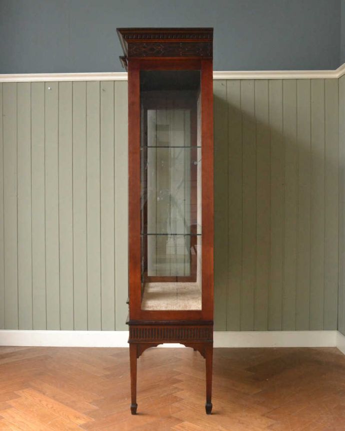 アンティークのキャビネット　アンティーク家具　アンティークの大きな英国家具、リボンの装飾が優雅なガラスキャビネット（ショーケース）。横から見てもステキガラスキャビネットはどこから見ても美しい！いろんな角度から中を見て楽んで下さい。(q-1677-f)