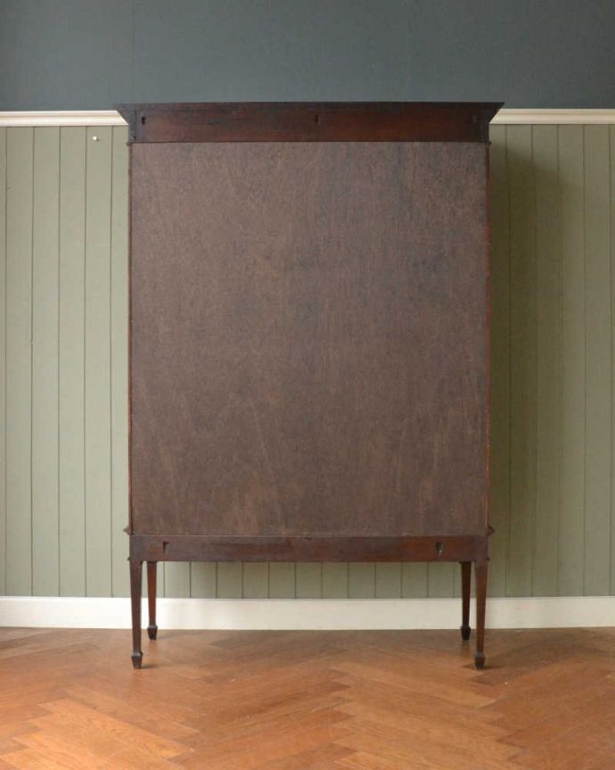 アンティークのキャビネット　アンティーク家具　アンティークの大きな英国家具、リボンの装飾が優雅なガラスキャビネット（ショーケース）。実は後ろから見てもキレイなんです。(q-1677-f)