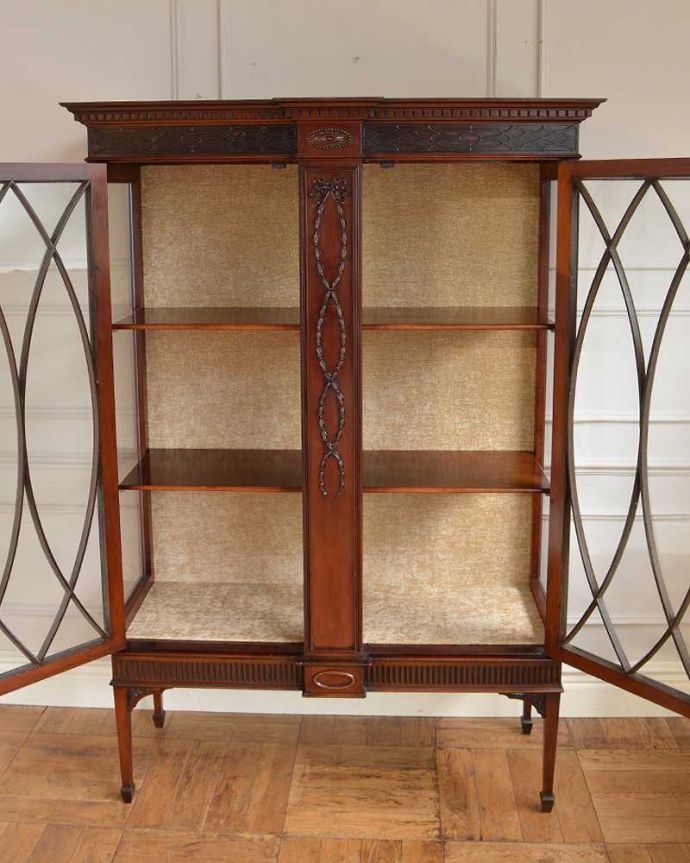 アンティークのキャビネット　アンティーク家具　アンティークの大きな英国家具、リボンの装飾が優雅なガラスキャビネット（ショーケース）。木製の棚板もセットですガラスの棚板と木製の棚板が両方セットで付いています。(q-1677-f)
