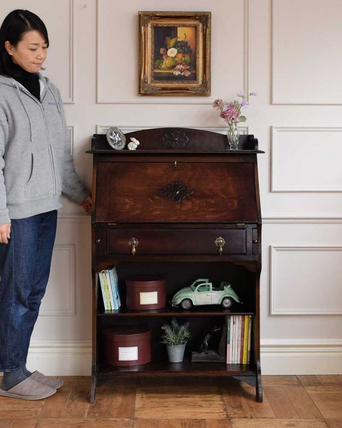 ビューロー アンティーク家具 彫刻が美しいアンティーク英国家具、小ぶりなスチューデントビューロー。コンパクトで、どこでも置けちゃうビューロースチューデントビューローと呼ばれるコンパクトサイズのビューローは、もともと学生さん用に作られたもの。(q-1678-f)