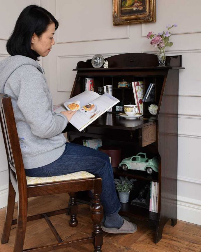 ビューロー アンティーク家具 彫刻が美しいアンティーク英国家具、小ぶりなスチューデントビューロー。あっという間にデスクに早変わり扉を前に倒すだけでデスクが登場。(q-1678-f)