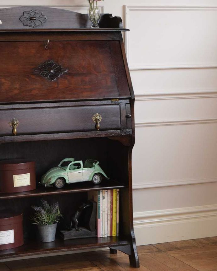 ビューロー アンティーク家具 彫刻が美しいアンティーク英国家具、小ぶりなスチューデントビューロー。普段は本棚として使えるオープンキャビネットビューローの下の部分は本棚として作られたオープン棚。(q-1678-f)