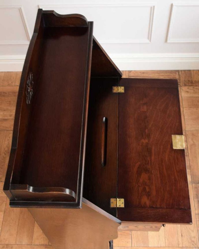 ビューロー アンティーク家具 彫刻が美しいアンティーク英国家具、小ぶりなスチューデントビューロー。デスクの部分を上から見ると・・・天板部分の塗装も専門の職人がしっかりキレイに修復したので、こんなにキレイです。(q-1678-f)