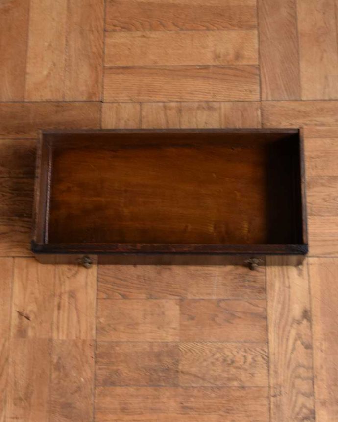 ビューロー アンティーク家具 彫刻が美しいアンティーク英国家具、小ぶりなスチューデントビューロー。何でも収納できる引き出しもちろん、引き出しの中もキレイに修復しました。(q-1678-f)