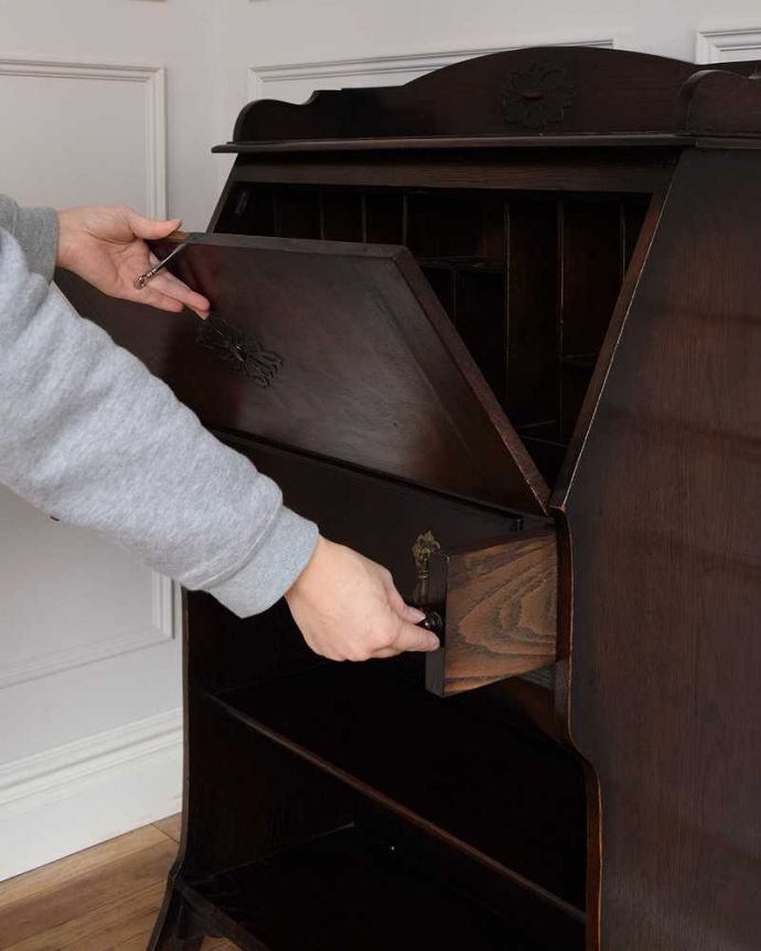 ビューロー アンティーク家具 彫刻が美しいアンティーク英国家具、小ぶりなスチューデントビューロー。あっという間にデスクが登場扉を前に倒すだけで、簡単にデスクになります。(q-1678-f)